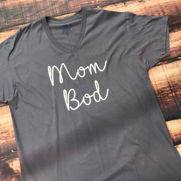 << Mom Bod Relaxed Fit V Neck Unisex Tee T Shirt > - Picture 3 of 4